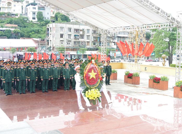 Đoàn đại biểu Đảng ủy - Bộ CHQS tỉnh Quảng Ninh đặt vòng hoa, dâng hương tại Đài tưởng niệm các anh hùng liệt sĩ (phường Hồng Gai).