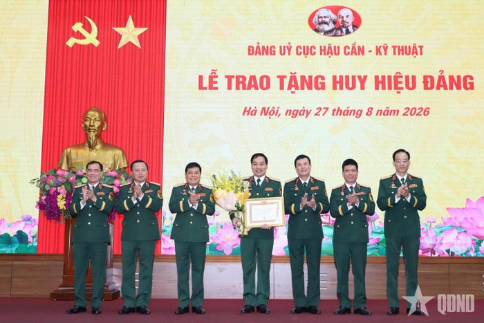 Thủ trưởng Tổng cục Hậu cần - Kỹ thuật chúc mừng các đồng chí nhận Huy hiệu Đảng.