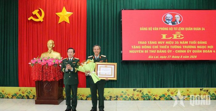 Thiếu tướng Trương Ngọc Hợi, nguyên Chính ủy Quân đoàn 4 nhận Huy hiệu 35 năm tuổi Đảng.