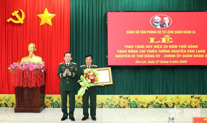Thiếu tướng Nguyễn Văn Lanh, nguyên Chính ủy Quân đoàn 3 nhận Huy hiệu 35 năm tuổi Đảng.