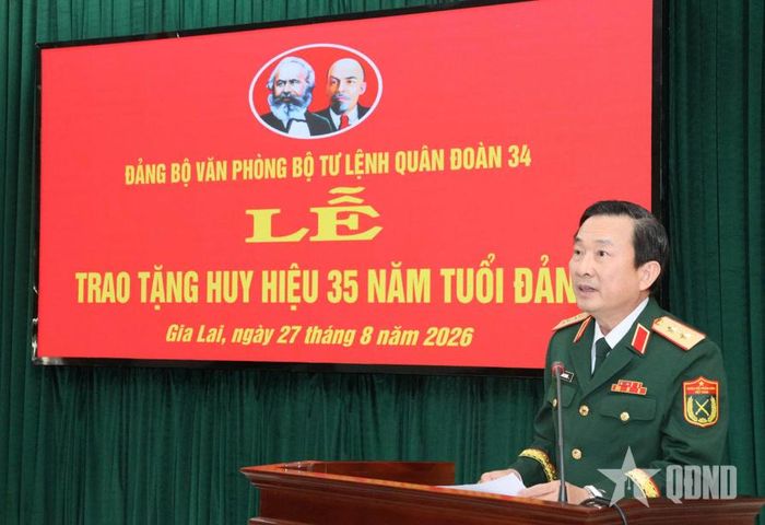 Trung tướng Lê Minh Quang, Bí thư Đảng ủy, Chính ủy Quân đoàn 34 phát biểu.