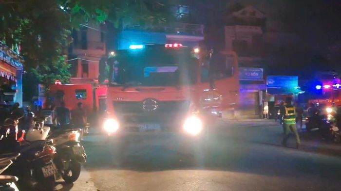 4 xe cứu hoả cùng lực lượng chức năng có mặt tại hiện trường để khống chế vụ cháy.