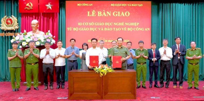 Thứ trưởng Lê Văn Tuyến và Thứ trưởng Lê Quân đại diện hai Bộ đã ký kết biên bản bàn giao.