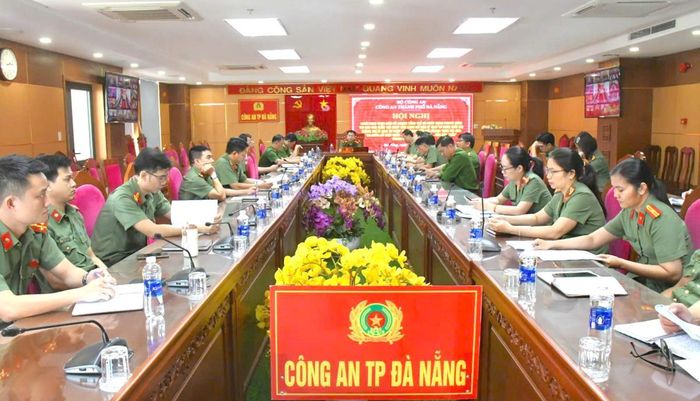 Đại tá Nguyễn Văn Tăng- Phó Giám đốc Công an TP chủ trì tại điểm cầu Công an TP Đà Nẵng.