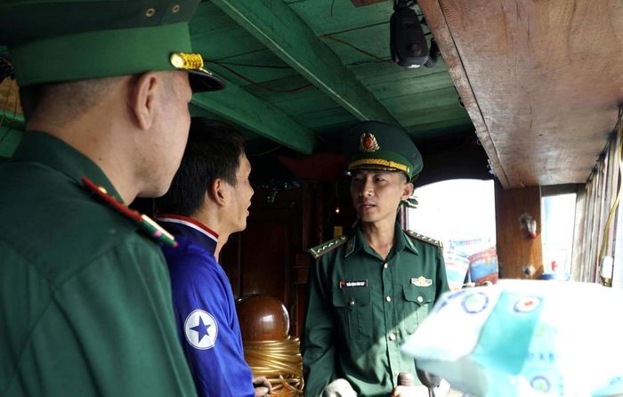 Lực lượng biên phòng kiểm tra, tuyên truyền các quy định chống khai thác IUU với ngư dân.