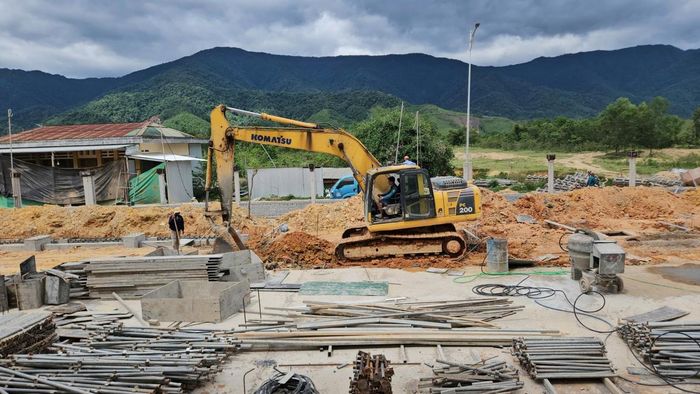 Nhiều máy móc được bổ sung hoạt động liên tục để đẩy nhanh tiến độ.