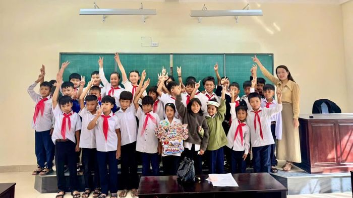 Sau khi tập trung các em vào nhận lớp.