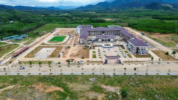 Các hạng mục trường phổ thông nội trú liên cấp tiểu học và THCS ở xã A Lưới 3 cơ bản hoàn thành.