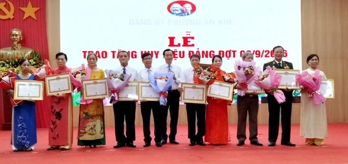 Các đồng chí trong Thường trực Đảng ủy phường An Khê trao Huy hiệu Đảng cho các đảng viên đủ tiêu chuẩn.