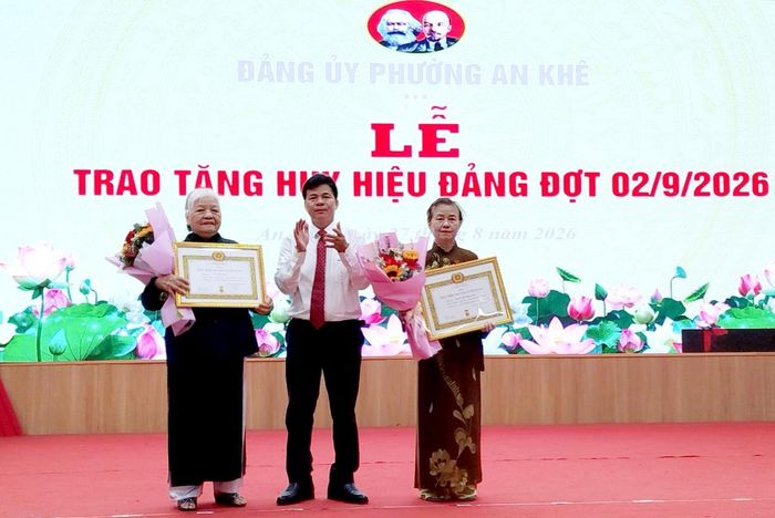 Đồng chí Võ Công Chánh, Ủy viên Ban Thường vụ, Trưởng Ban Nội chính Thành ủy Đà Nẵng trao Huy hiệu 60 năm tuổi Đảng cho các đảng viên.