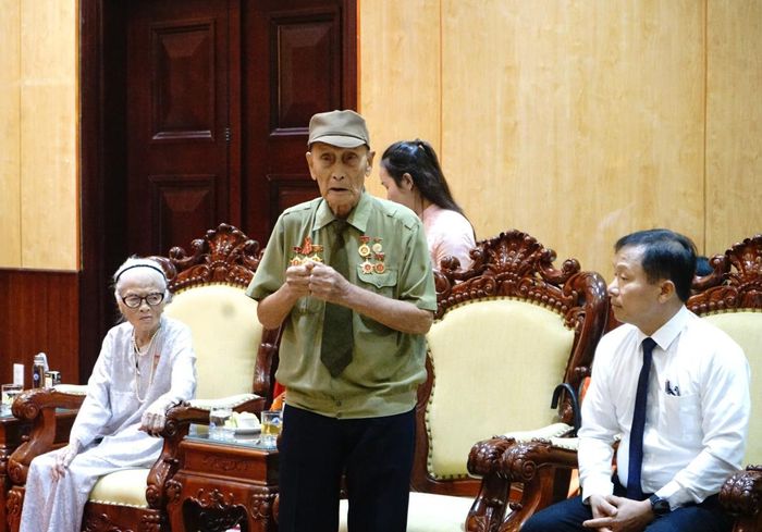 Đảng viên Hồ Văn Lang xúc động phát biểu tại buổi lễ
