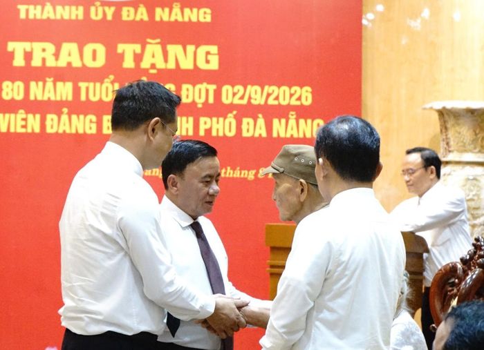 Thường trực Ban Bí thư Trần Cẩm Tú ân cần thăm hỏi đảng viên Hồ Văn Lang