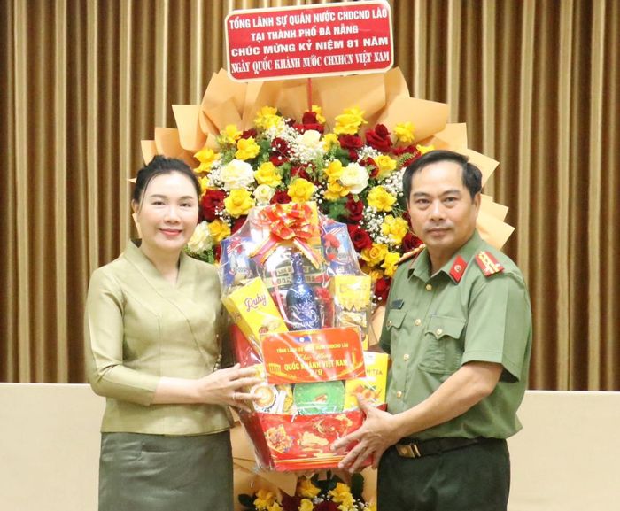 ... và tặng quà