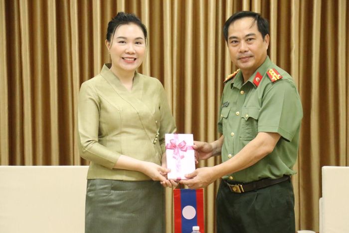 Công an TP Đà Nẵng tặng quà Tổng Lãnh sự quán nước CHDCND Lào