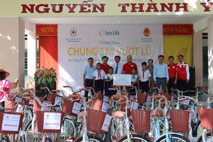 Đại diện Hội Chữ thập đỏ Việt Nam thành phố Đà Nẵng và Sun Life Việt Nam trao trang thiết bị, xe đạp hỗ trợ Trường Tiểu học JunKo cơ sở 2 và học sinh có hoàn cảnh khó khăn.