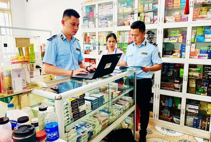 Lực lượng QLTT TP Đà Nẵng kiểm tra 1 cửa hàng kinh doanh thuốc Tây và thực phẩm chức năng trên địa bàn TP.