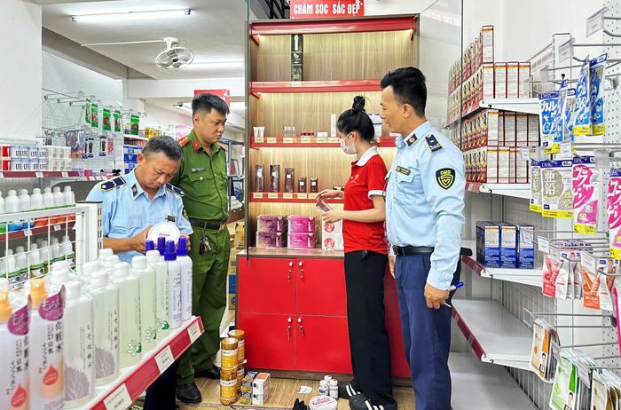 Lực lượng QLTT TP phối hợp với lực lượng CATP Đà Nẵng kiểm tra 1 cửa hàng kinh doanh mỹ phẩm trên địa bàn TP.
