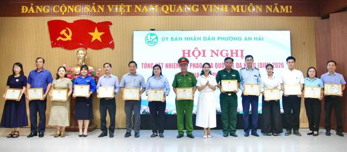 Khen thưởng cho các tập thể, cá nhân có thành tích xuất sắc