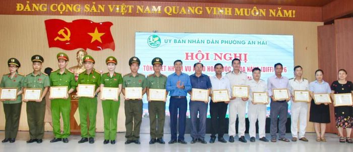 Khen thưởng cho các tập thể, cá nhân có thành tích xuất sắc