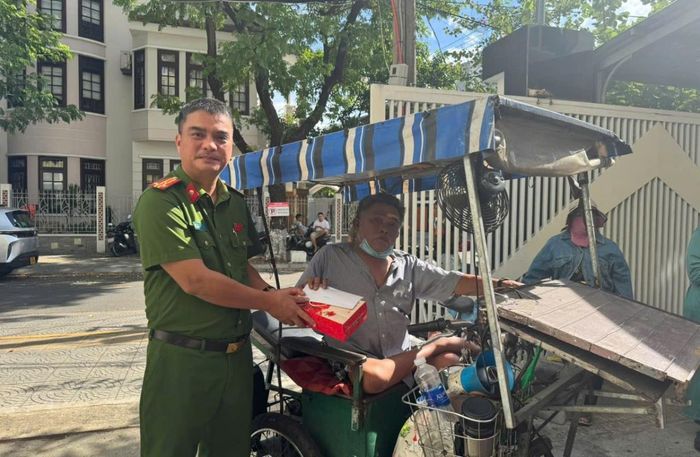 Lãnh đạo CAP. An Hải trao tặng quà cho hộ dân khó khăn trên địa bàn phường.