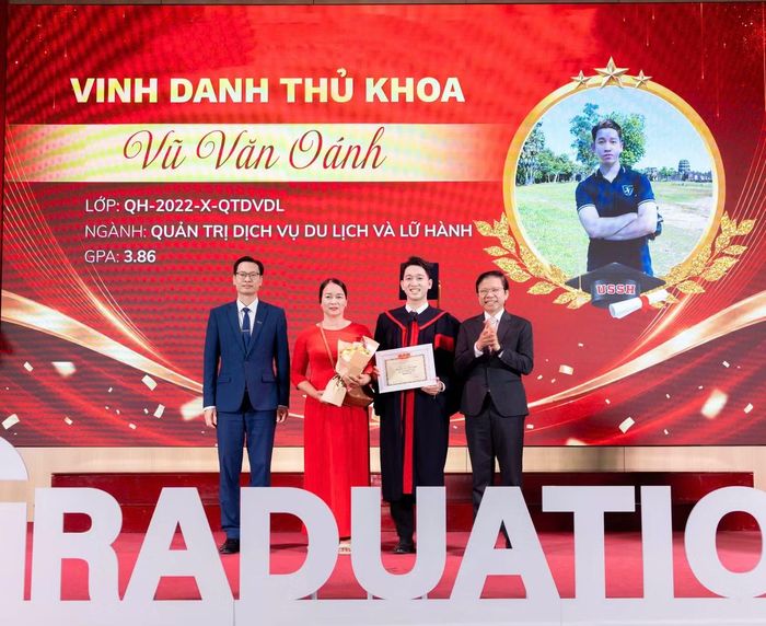 Vũ Văn Oánh cùng mẹ nhận khen thưởng Thủ khoa của trường.
