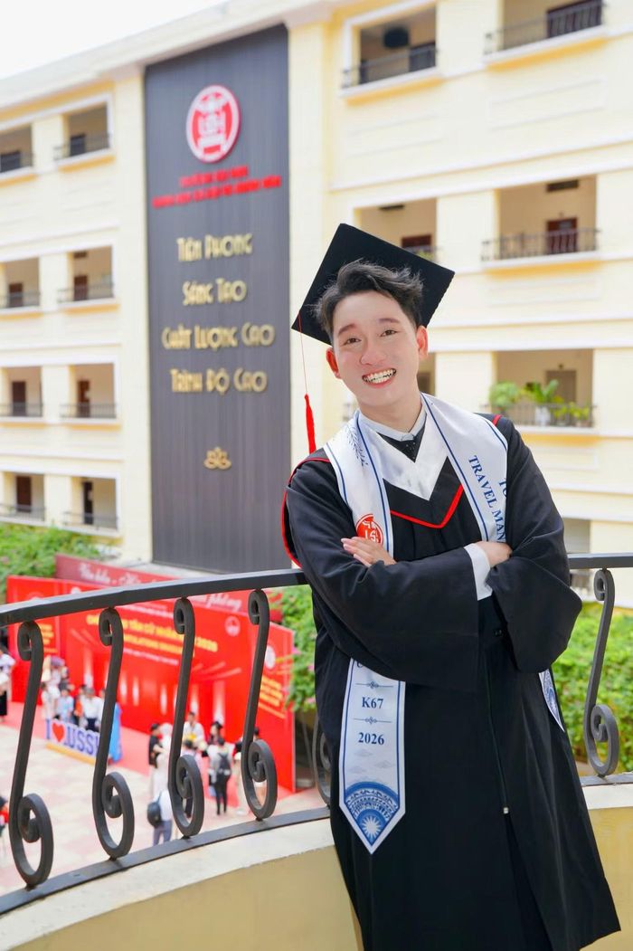Nụ cười rạng rỡ của Vũ Văn Oánh bên mái trường đã gắn bó 4 năm thanh xuân.