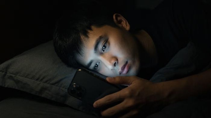 Nhiều bạn trẻ lướt điện thoại đến rạng sáng dù cả ngày làm việc mệt mỏi. (Ảnh minh hoạ)