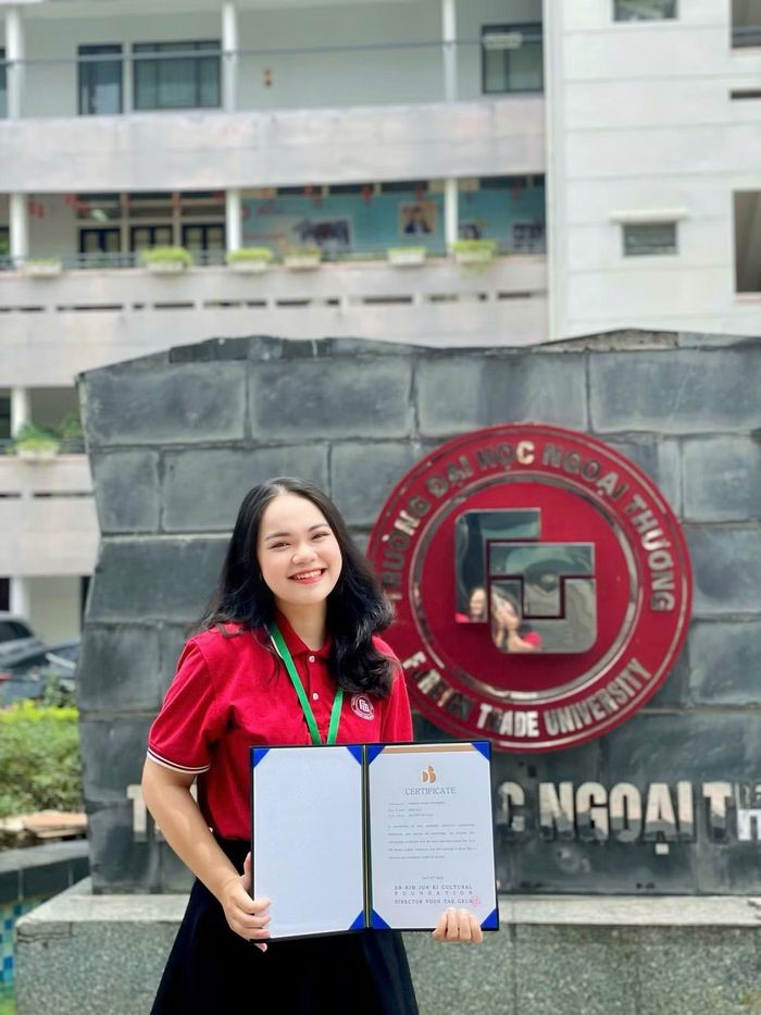 Nguyễn Thị Thảo nhận học bổng toàn phần chương trình thạc sĩ Kinh doanh và Tài chính tại ĐH Carlos III Madrid, Tây Ban Nha.
