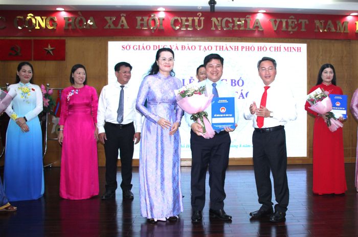  Ông Hồ Tấn Minh, nguyên Chánh văn phòng Sở GD-ĐT TPHCM nhận nhiệm vụ Hiệu trưởng Trường THPT chuyên Lê Hồng Phong 