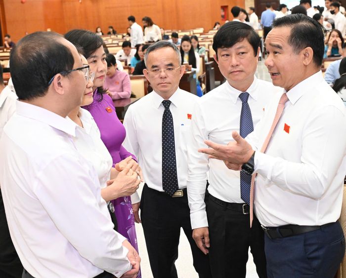  Các đại biểu trao đổi tại kỳ họp. Ảnh: VIỆT DŨNG 