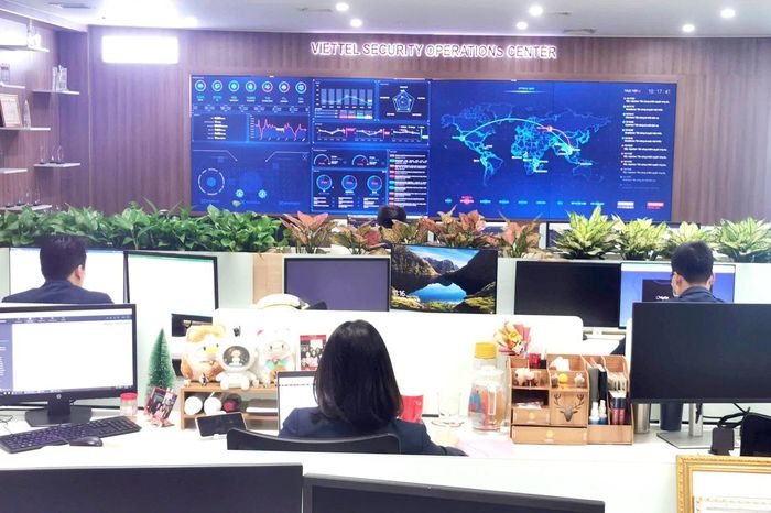  Tại Trung tâm Giám sát không gian mạng Viettel, mọi diễn biến an toàn thông tin được theo dõi theo thời gian thực. Ảnh: KIM THANH 