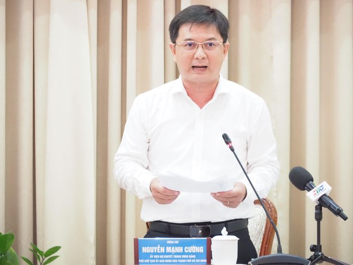 Phó Chủ tịch UBND TPHCM Nguyễn Mạnh Cường chia sẻ giải pháp ứng dụng chuyển đổi số, ứng dụng trí tuệ nhân tạo trong quản lý, dạy và học tại TPHCM