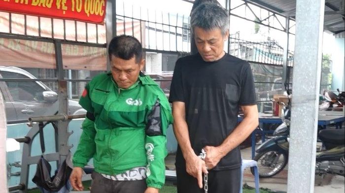  Lộc (bên trái) và Bẩy tại cơ quan điều tra. Ảnh: CA 
