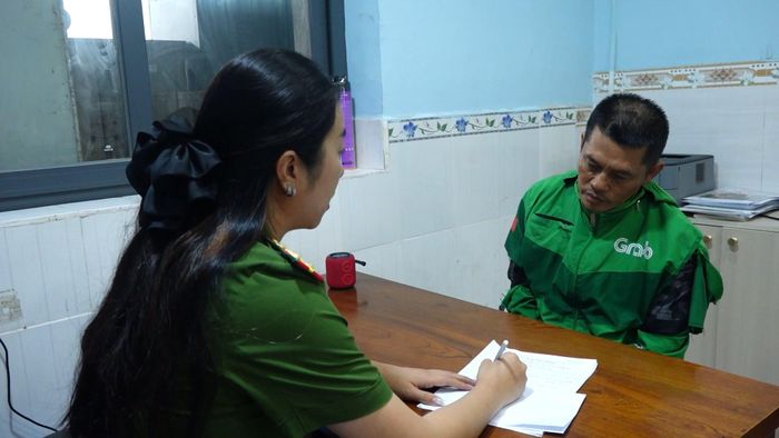  Công an lấy lời khai với Lộc để làm rõ về hành vi trộm cắp tài sản. Ảnh: CA 