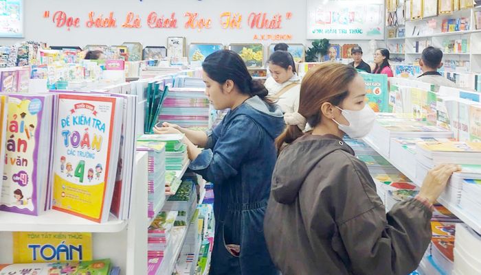  Phụ huynh lựa chọn, tìm sách giáo khoa cho con em trước năm học mới 