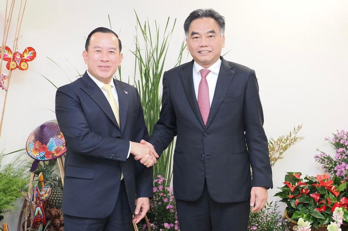 Bộ trưởng Du lịch Campuchia Hout Hak và Phó Chủ tịch thường trực UBND TPHCM Nguyễn Lộc Hà tham dự ITE HCMC 2026. Ảnh: HOÀNG HÙNG 