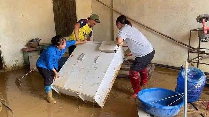  Đoàn viên thanh niên xã Thất Khê (tỉnh Lạng Sơn) hỗ trợ dọn dẹp nhà cửa để người dân trở về nhà sau đợt lũ. Ảnh: ĐOÀN THANH NIÊN XÃ THẤT KHÊ 