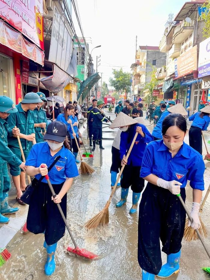  Đoàn viên thanh niên phối hợp các lực lượng chức năng của xã Thất Khê (tỉnh Lạng Sơn) dọn dẹp, vệ sinh môi trường sau lũ 