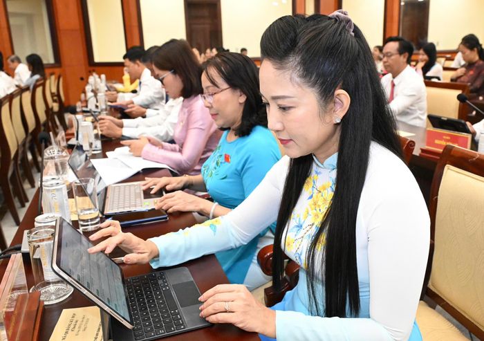  Các đại biểu bấm nút thông qua các dự thảo nghị quyết. Ảnh: VIỆT DŨNG 