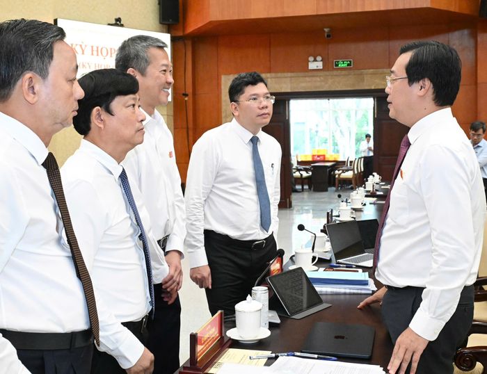  Phó Bí thư Thường trực Thành ủy TPHCM Lê Quốc Phong trao đổi cùng các đại biểu. Ảnh: VIỆT DŨNG 