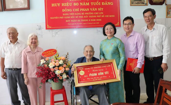  Đại diện phường Chợ Lớn và chi bộ khu phố chúc mừng đồng chí Phan Văn sít nhận Huy hiệu 80 năm tuổi Đảng. Ảnh: THÁI PHƯƠNG 