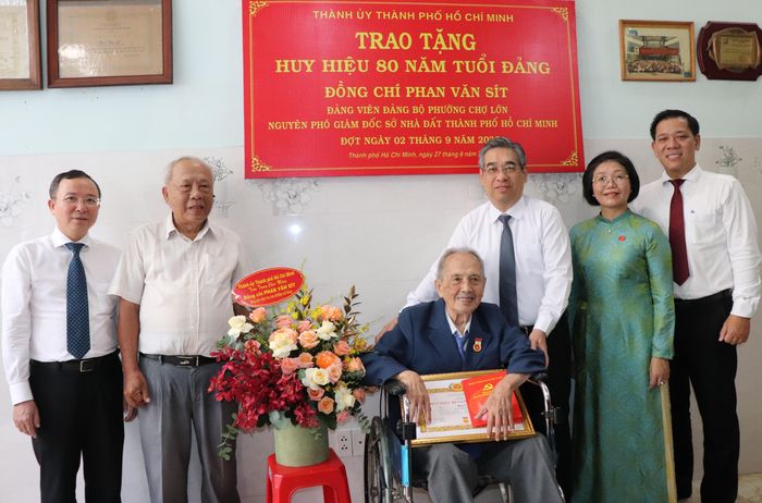  Phó Bí thư Thành ủy TPHCM Nguyễn Phước Lộc trao Huy hiệu 80 năm tuổi Đảng đến đồng chí Phan Văn Sít. Ảnh: THÁI PHƯƠNG 