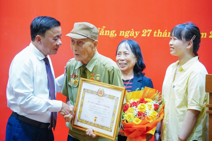 Thường trực Ban Bí thư Trần Cẩm Tú thăm hỏi sức khỏe đảng viên Hồ Văn Lang. Ảnh: XUÂN QUỲNH