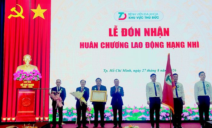  BV Đa khoa Khu vực Thủ Đức đón nhận Huân chương Lao động hạng nhì. 