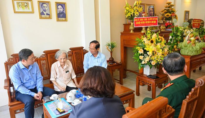  Đoàn đại biểu trò chuyện, thăm hỏi bà Lê Nguyễn Hồng Minh, con gái đồng chí Nguyễn Thị Minh Khai. Ảnh: MẠNH THẮNG 