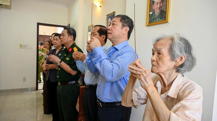  Đoàn đại biểu và người nhà dâng hương, tưởng nhớ những đóng góp to lớn của đồng chí Nguyễn Thị Minh Khai đối với sự nghiệp đấu tranh giải phóng dân tộc. Ảnh: MẠNH THẮNG 