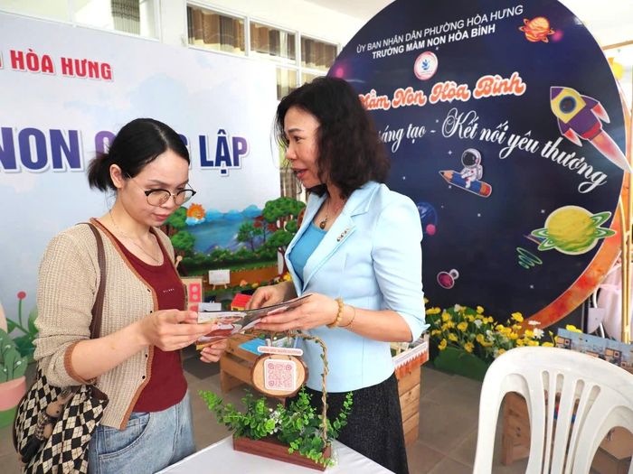  Trường Mầm non Hòa Bình tư vấn cho phụ huynh tại Ngày hội tuyển sinh đầu cấp năm học 2026-2027 do UBND phường Hòa Hưng tổ chức 