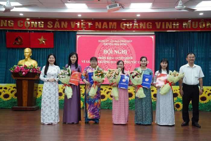  Đại diện Đảng ủy, UBND phường Hòa Hưng trao quyết định về công tác cán bộ năm học 2026-2027 