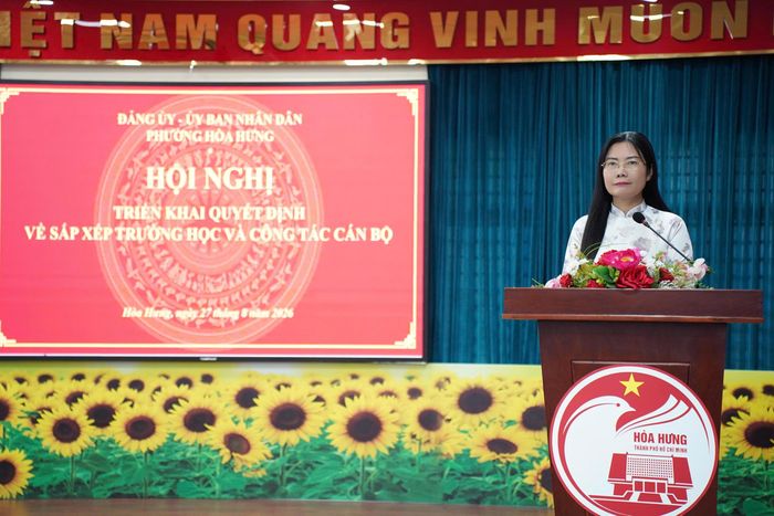  Bà Lê Thị Ngọc Hiền, Phó Bí thư Đảng ủy, Chủ tịch UBND phường Hòa Hưng phát biểu tại Hội nghị triển khai quyết định về sắp xếp trường học và công tác cán bộ năm học 2026-2027 
