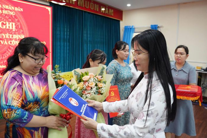  Bà Lê Thị Ngọc Hiền, Phó Bí thư Đảng ủy, Chủ tịch UBND phường Hòa Hưng trao các quyết định công tác cán bộ sau sắp xếp trường học 
